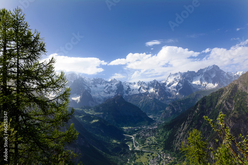 Il Monte Bianco e la valle di Courmayeur