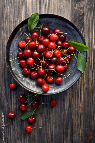 Фотография Fresh cherries in a bowl