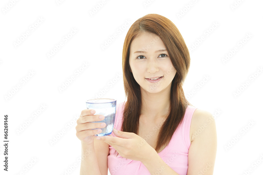水を飲む笑顔の女性 水を飲む笑顔の女性