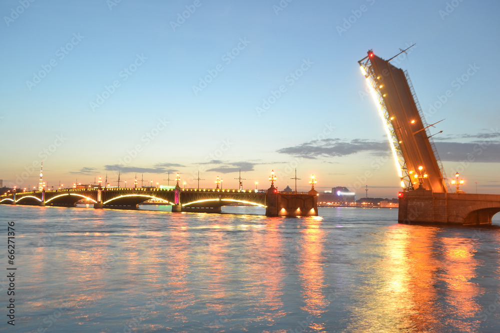 Obraz premium Trinity Bridge at night