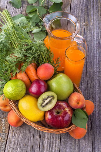 Fotografie .healthy multivitamin juice with various fruit and vegetables