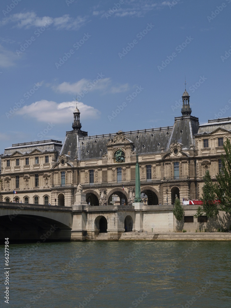 Museo del Louvre y rio Sena en París