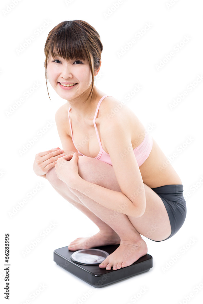 Obraz premium 体重を計る女性