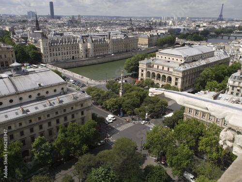Vista aerea desde la Torre de Santiago en París photo