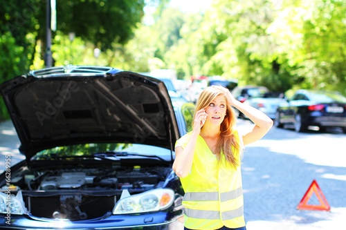 junge Frau hat eine Autopanne