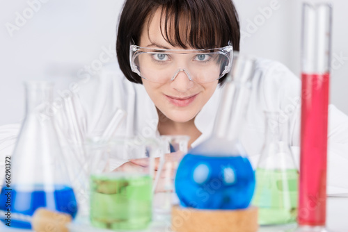 studentin im chemielabor