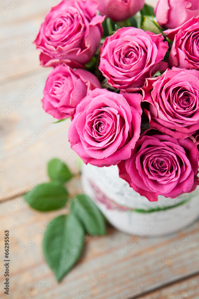 Bouquet of beautiful pink roses on wooden background. - obrazy, fototapety, plakaty 