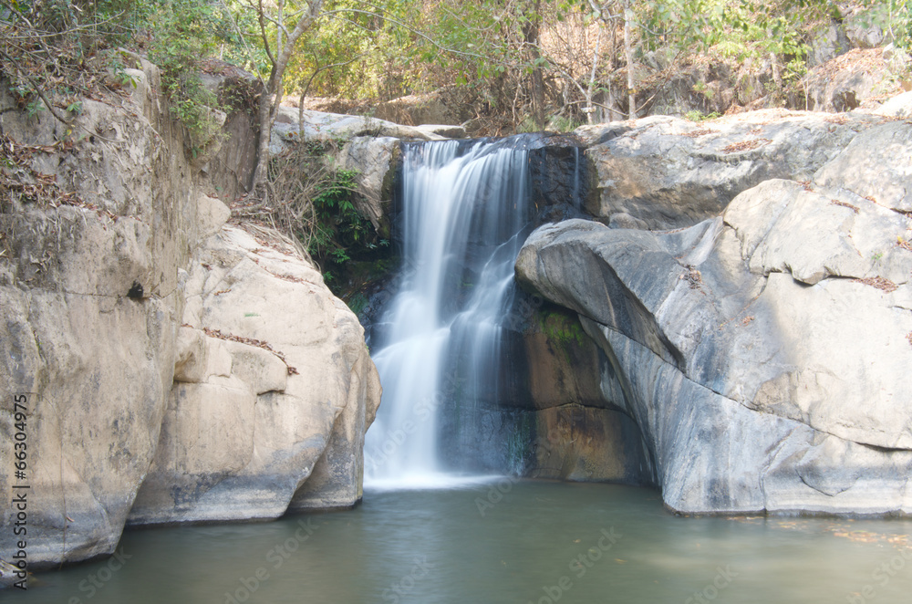 Naklejka premium waterfall in deep forest