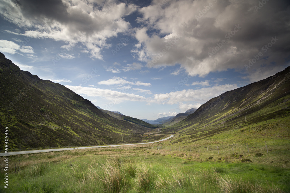 Fototapeta premium loch maree and mountain landscape in the scottish highlands