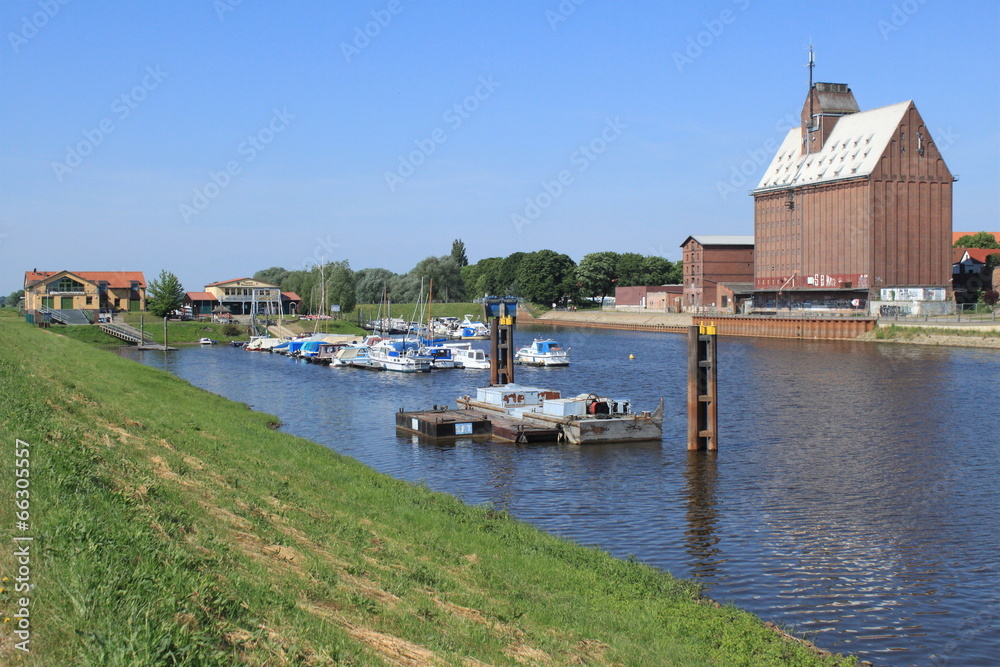 Obraz premium Blick über den Hafen in Tangermünde