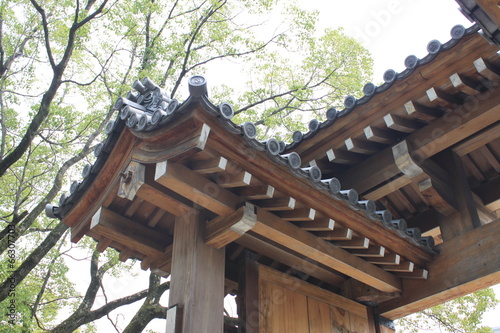 神社の門と瓦屋根 © shashamaru