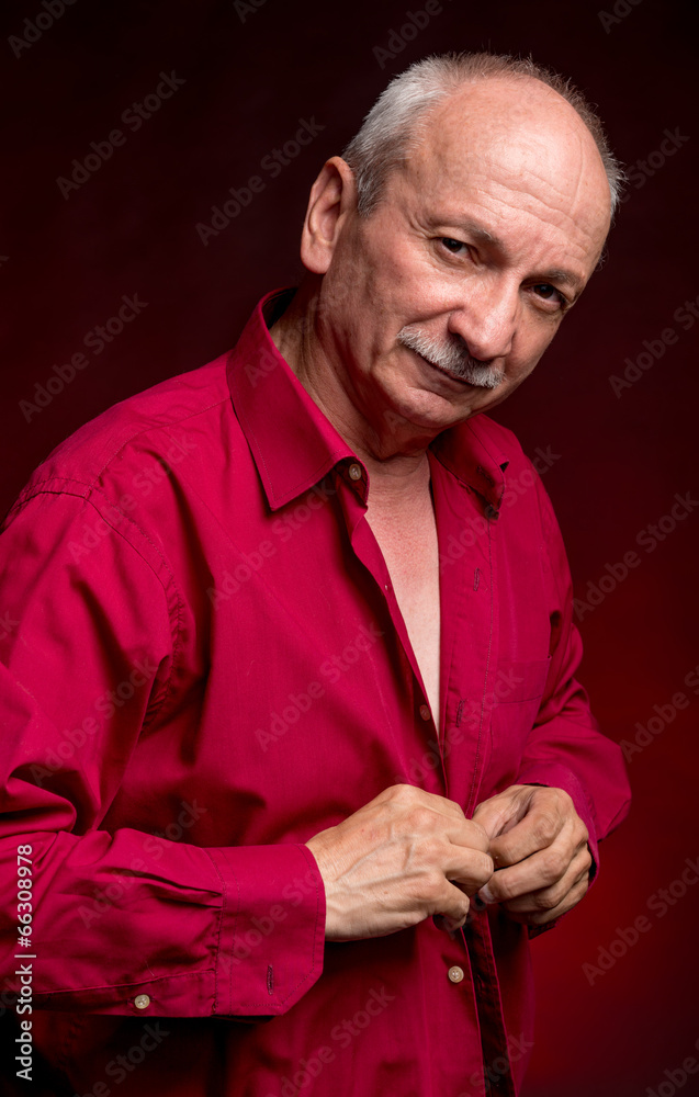Obraz premium Man buttoning his shirt