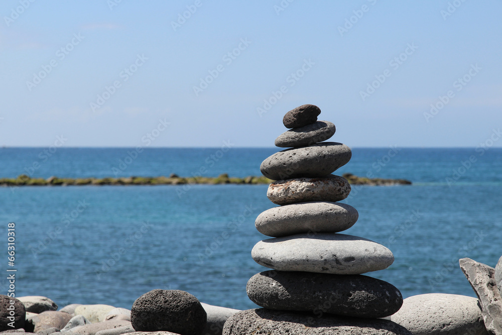 großer Steinhaufen am Meer vorblauem Himmel großer Steinhaufen am Meer vorblauem Himmel