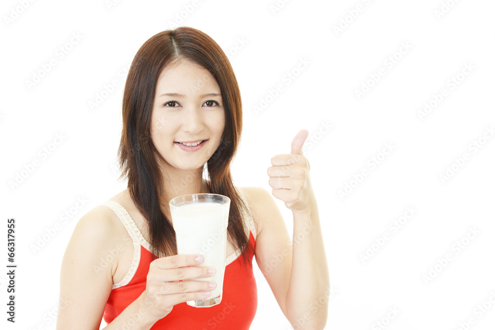 ミルクを飲む女性 ミルクを飲む女性