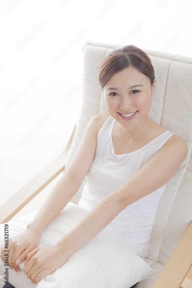 ソファでくつろぐ女性