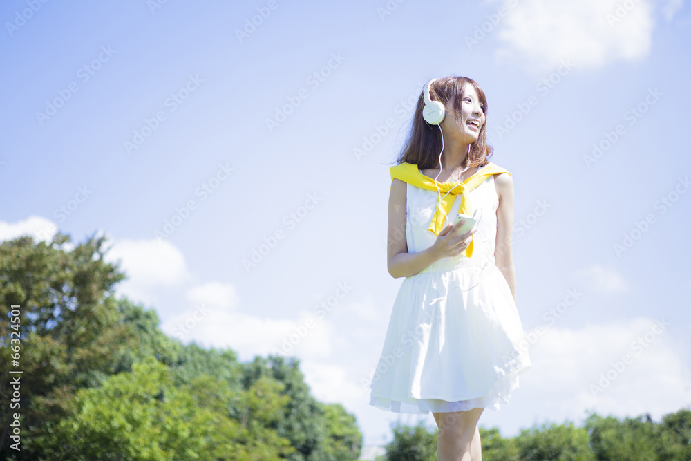 音楽を聞きながら歩く女性 音楽を聞きながら歩く女性