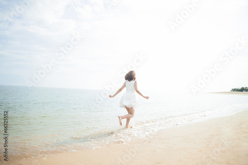 砂浜を走る女性