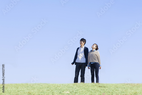芝生の上に立つカップル © milatas