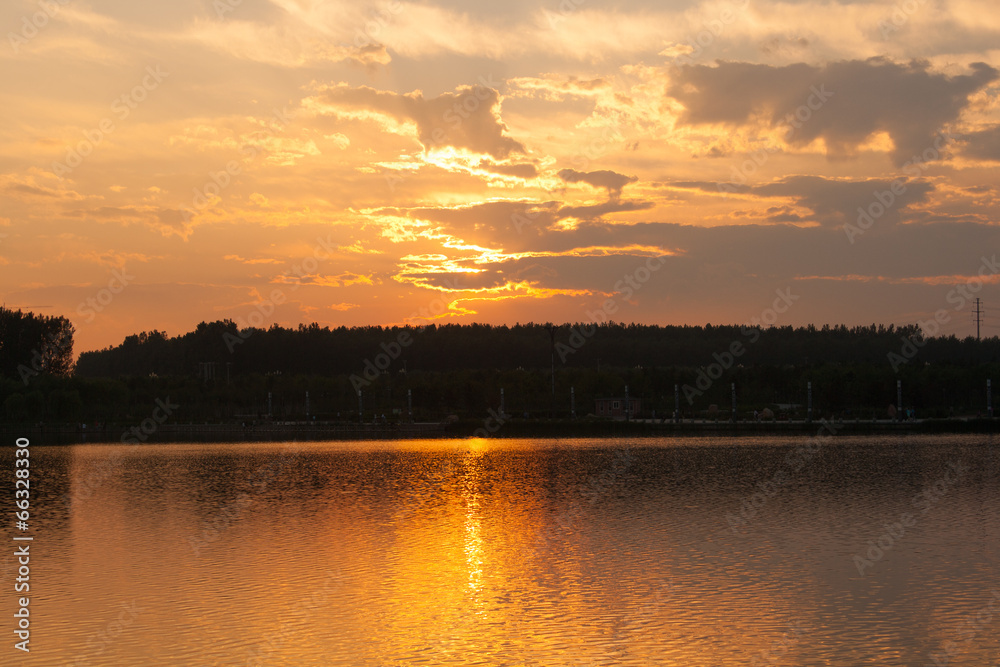 Naklejka premium Sunset lake