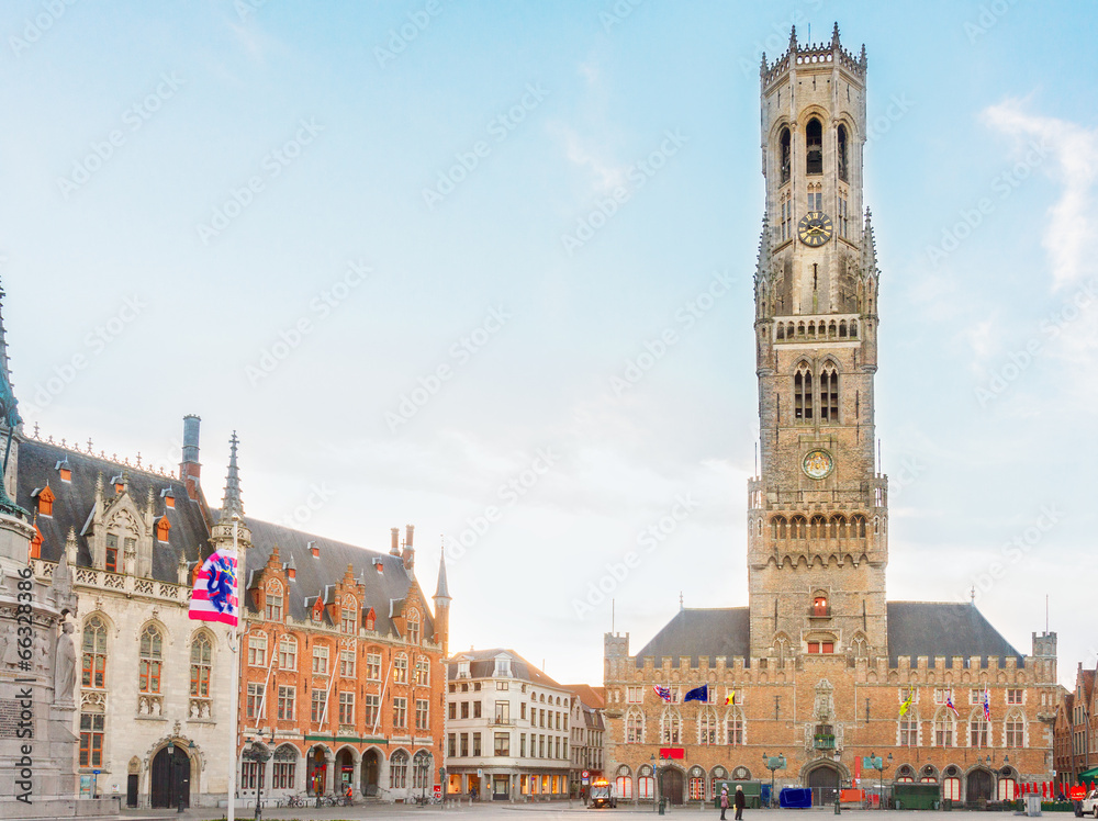 Naklejka premium Dzwonnica w Brugii i plac Grote Markt, Belgia