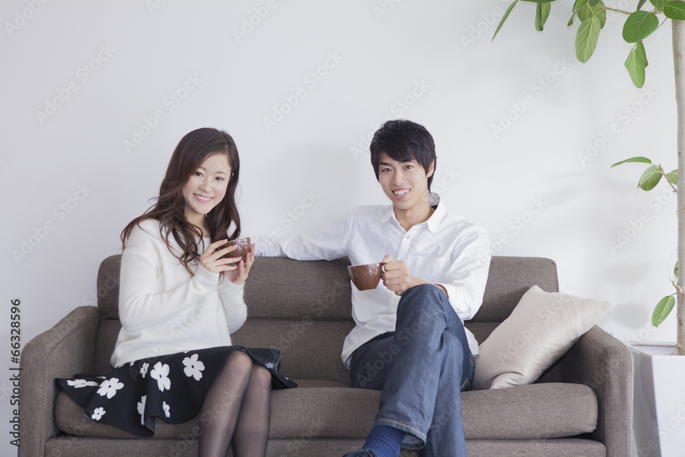 ソファーで座る男性と女性 Stock Photo Adobe Stock