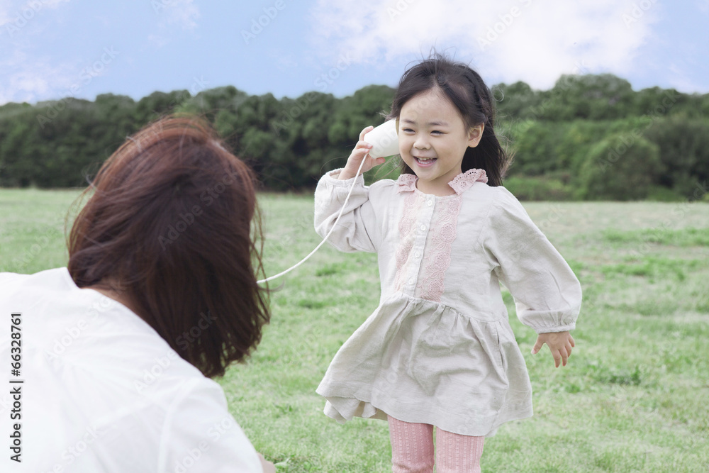 Fototapeta premium 糸電話で遊ぶ母親と子供