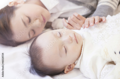 母親と眠る赤ちゃん