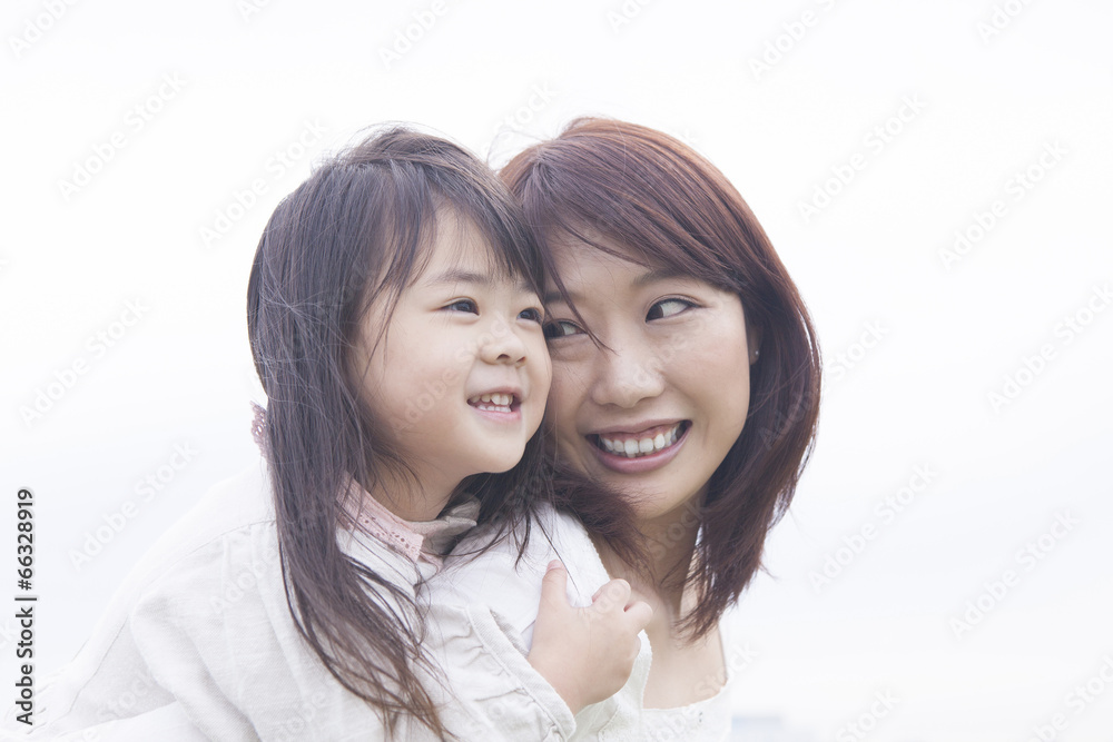 笑顔でおんぶする母と子供 笑顔でおんぶする母と子供