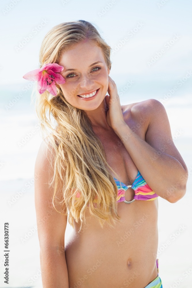 Gorgeous blonde in bikini smiling at camera foto de Stock | Adobe Stock