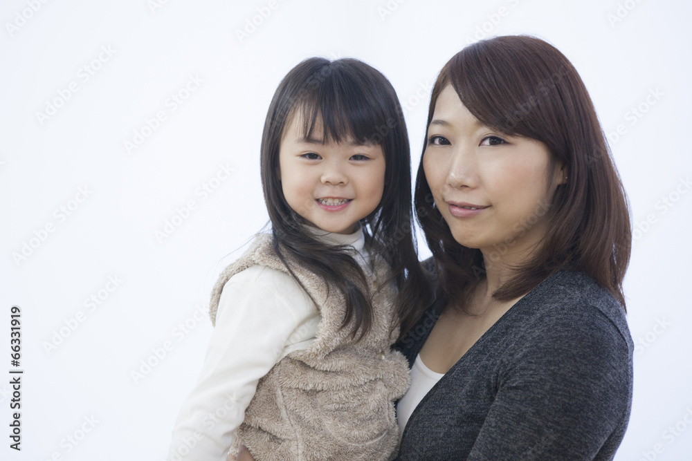 笑顔で寄り添う母と子供 笑顔で寄り添う母と子供
