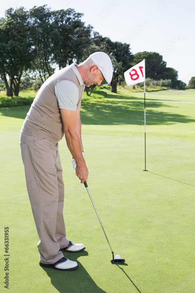 Fototapeta premium Golfer on the putting green at the eighteenth hole