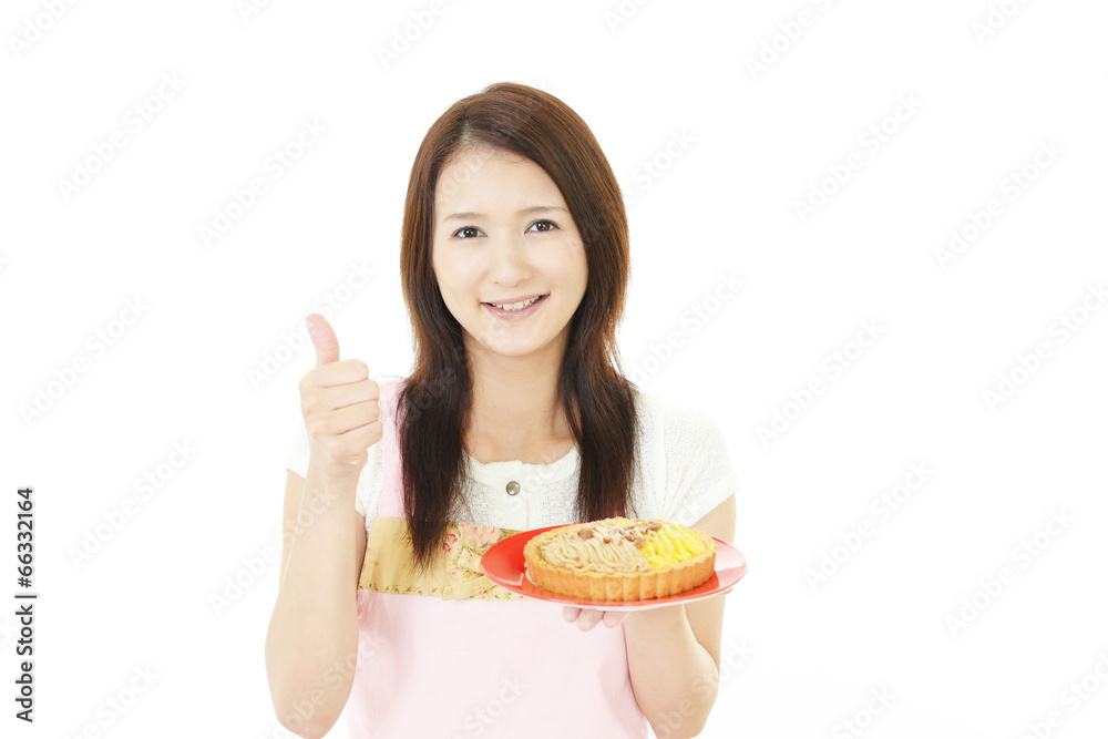 お菓子を食べる笑顔の女性 お菓子を食べる笑顔の女性