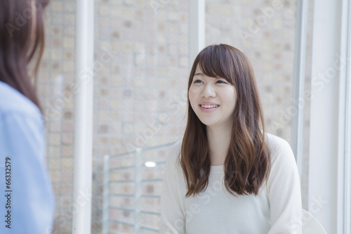 Free Download 友達と会話をする女性 - GFXLoad