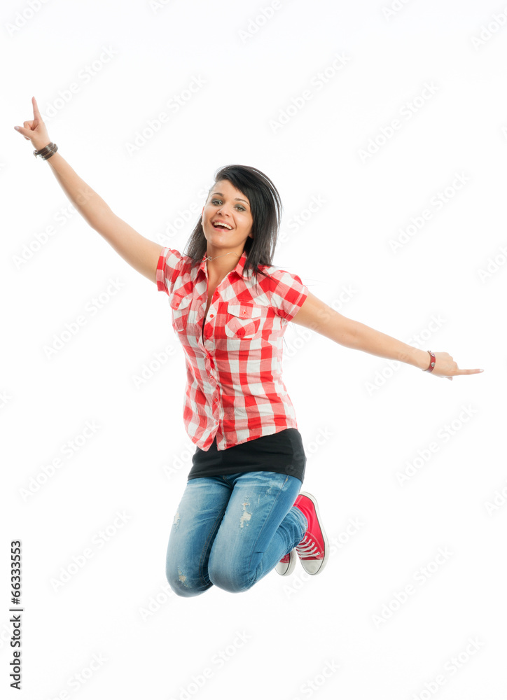 Mädchen mit schwarzen Haaren springt hoch Mädchen mit schwarzen Haaren springt hoch