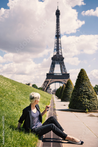 Young blonde woman portrait in front of the Eiffel Tower in Pari © pio3