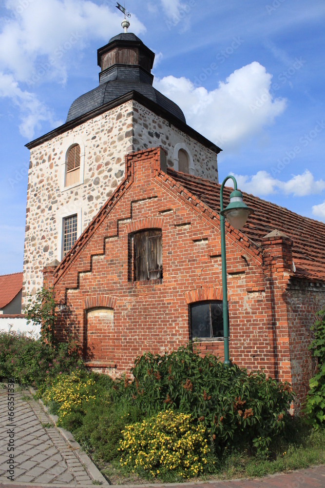 Vor der Kirche in Rogätz/Elbe