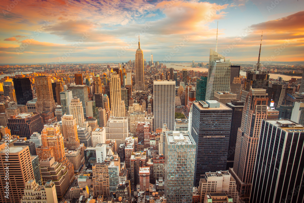 Sunset view of New York City looking over midtown Manhattan - obrazy, fototapety, plakaty 