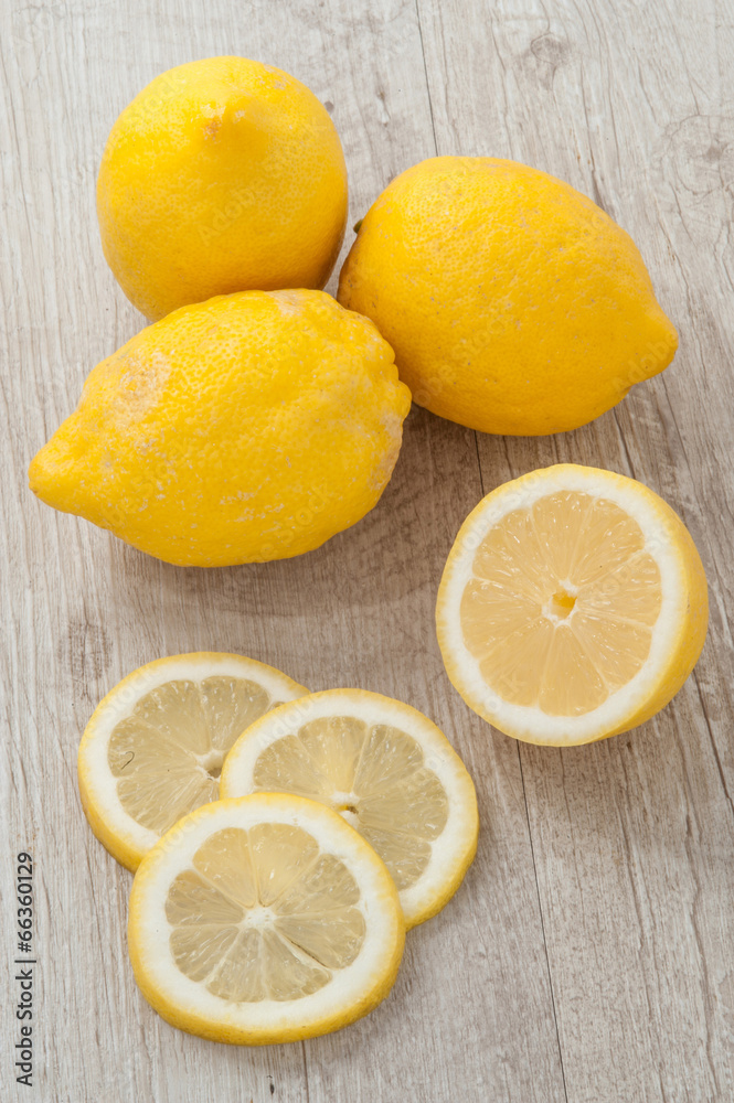 Limoni posati su un tavolo di legno Limoni posati su un tavolo di legno