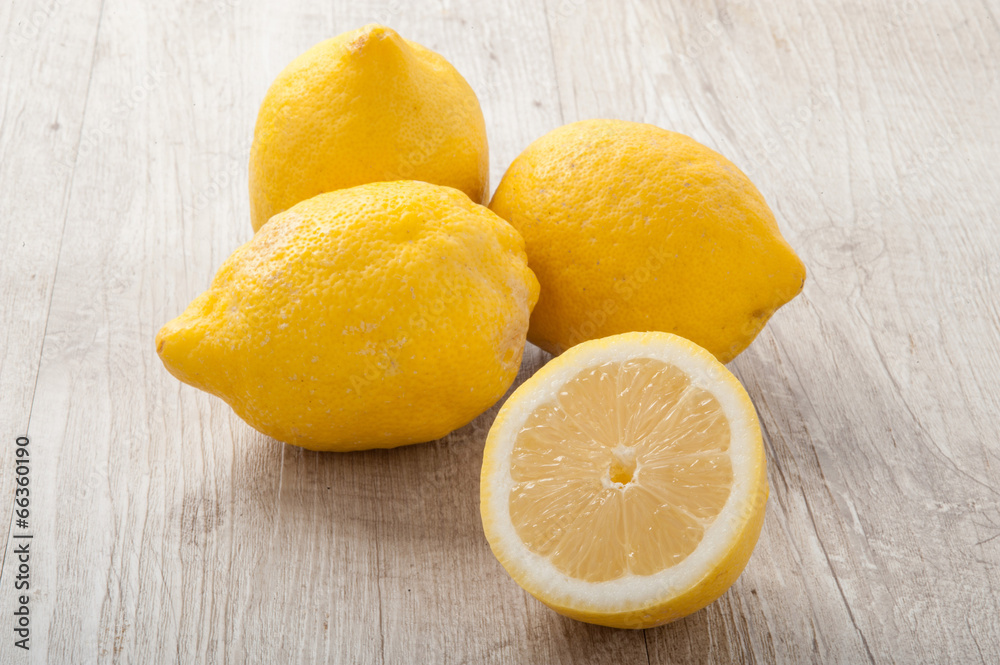Limoni posati su un tavolo di legno
