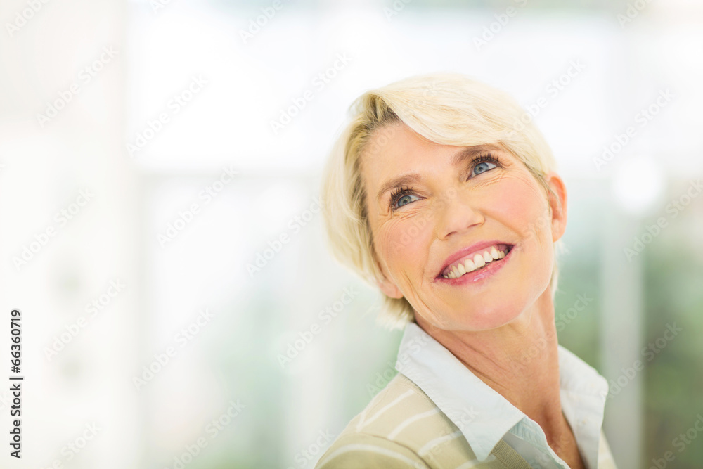 Fototapeta premium senior woman looking up