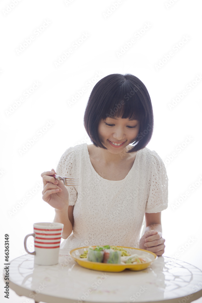 食事をする女性
