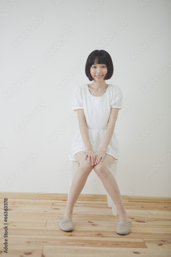 椅子に座る女性 椅子に座る女性