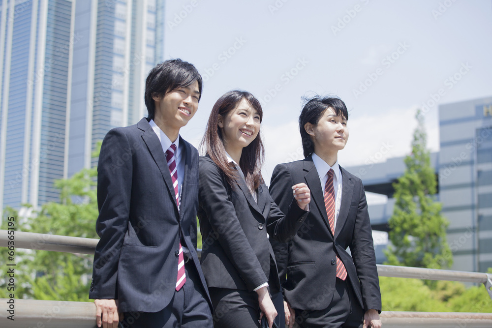 3人で並ぶビジネスマンとビジネスウーマン 3人で並ぶビジネスマンとビジネスウーマン