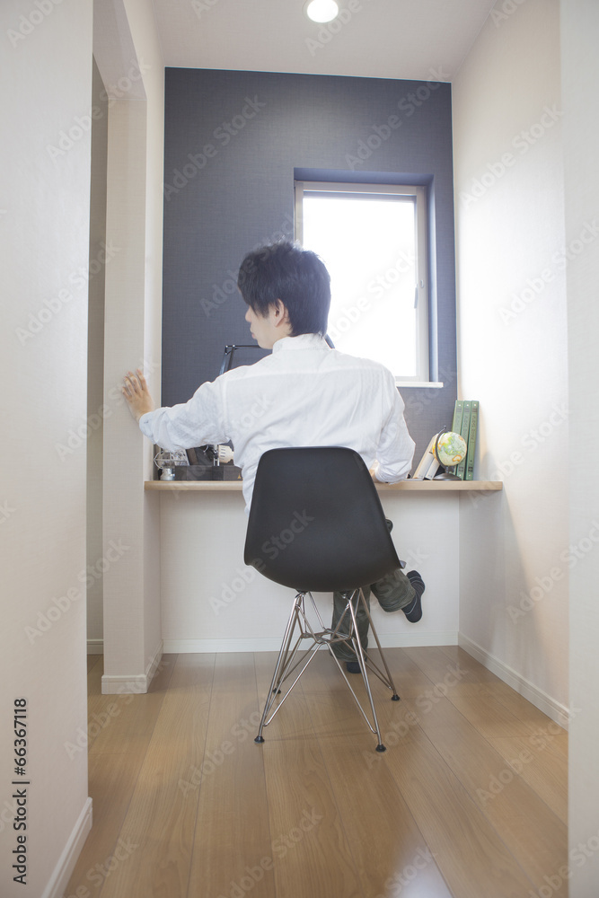 書斎で仕事をする男性 書斎で仕事をする男性