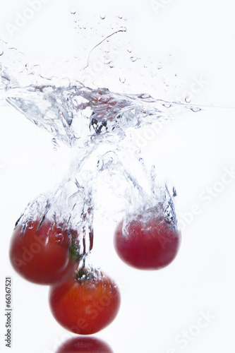 水とトマトのイメージ