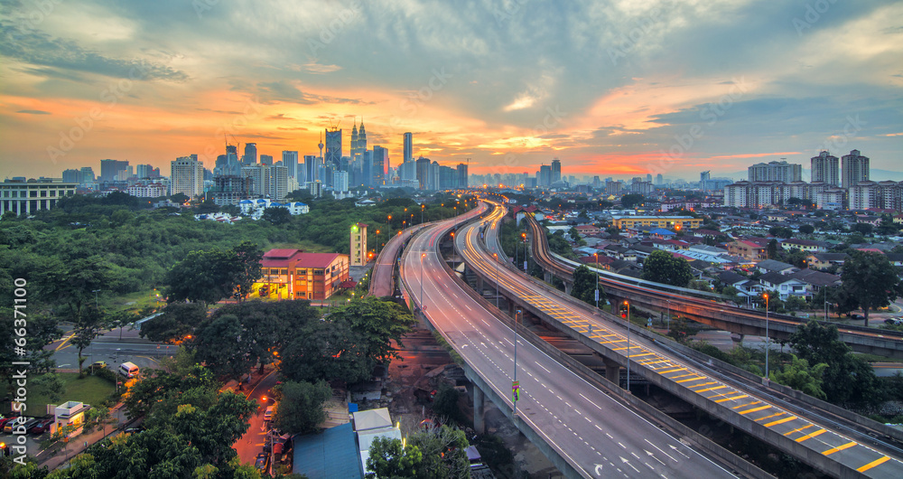 Naklejka premium Zachód słońca w mieście Kuala Lumpur w Malezji