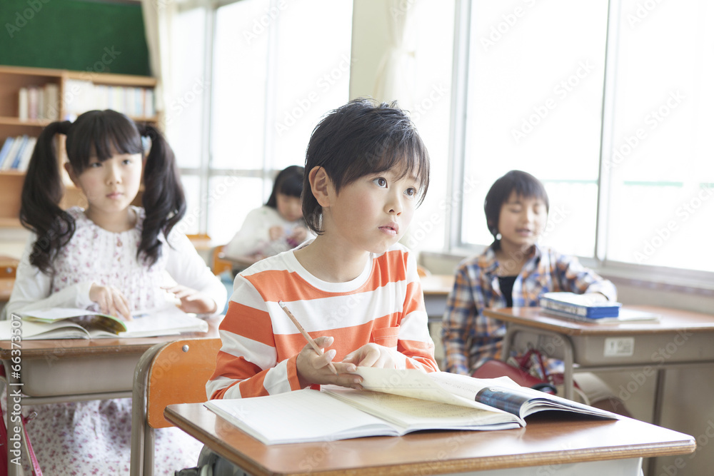 教室で勉強する小学生