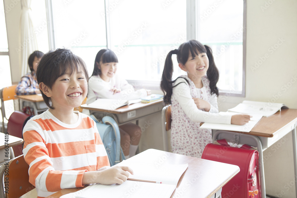 教室で勉強する小学生 教室で勉強する小学生