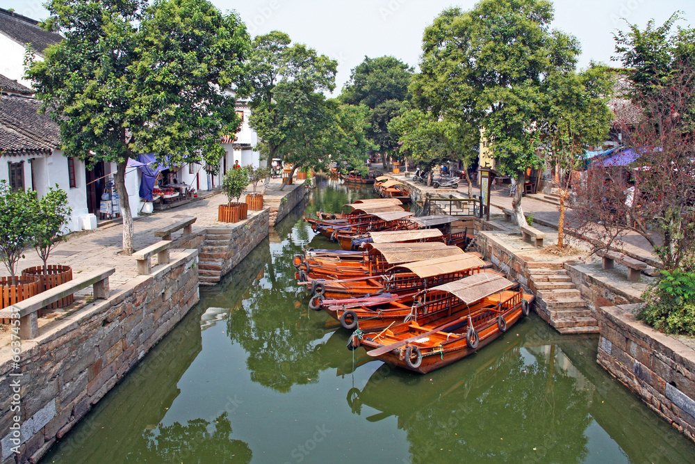 Naklejka premium Landscape of Tongli watertown with traditional boats and old hou