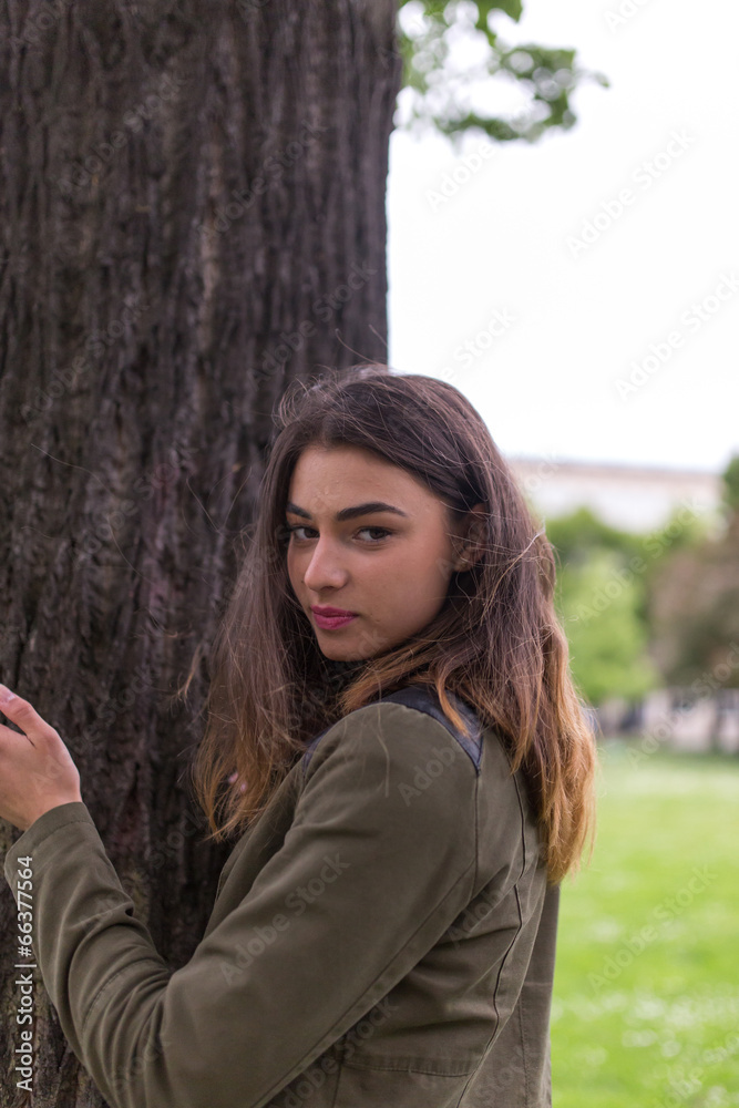 Junge Frau im Stadtpark und der Innenstadt Junge Frau im Stadtpark und der Innenstadt